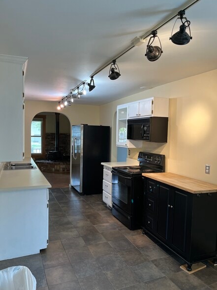 Kitchen - 620 N Davis St