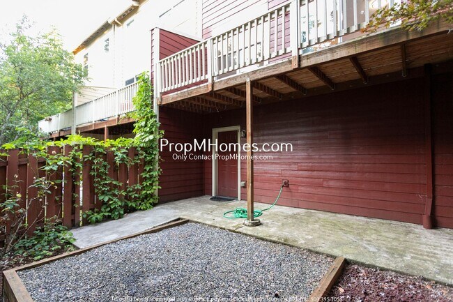 Building Photo - Spacious Townhome in Tanasbourne!