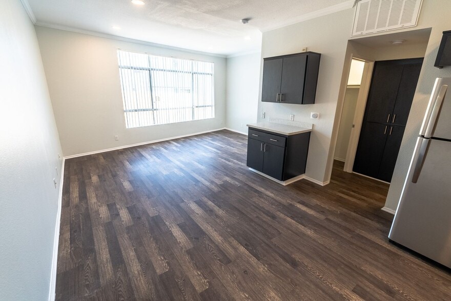Interior Photo - 14900 Moorpark Street
