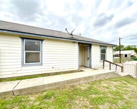 Building Photo - **MOVE IN SPECIAL** Convenient & Low-Maintenance Living Near St. Mary’s University!