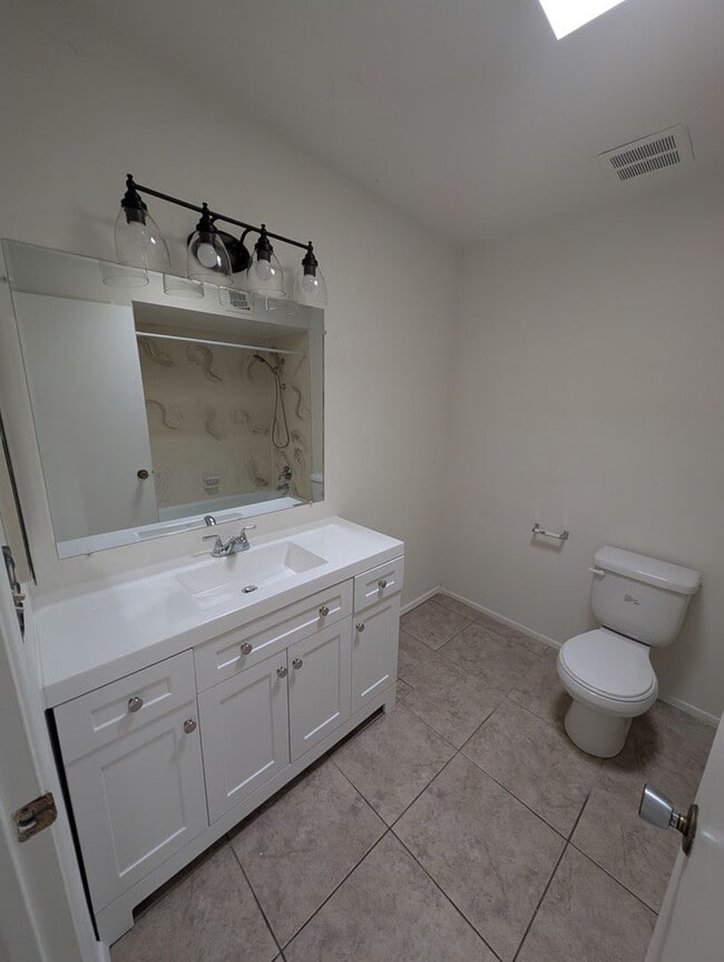 Building Photo - Comfortable West Side Rental