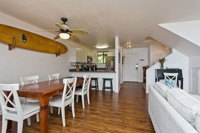 Building Photo - Three Bedroom Penthouse Townhome with beau...