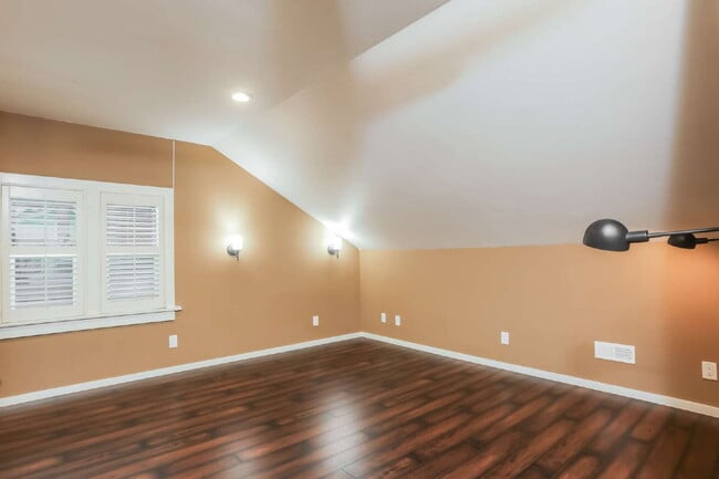 Building Photo - Charming 4-bedroom 3 bath Craftsman Home with Basement ADU for Rent