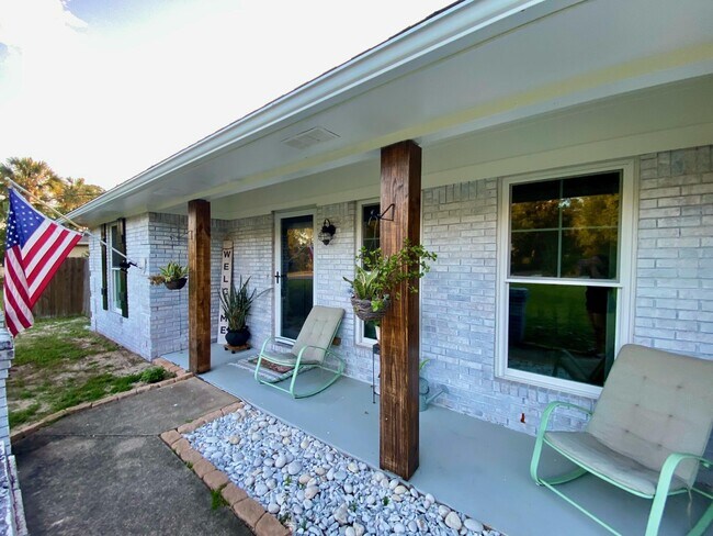 Building Photo - 220 Wynnehaven Beach Rd