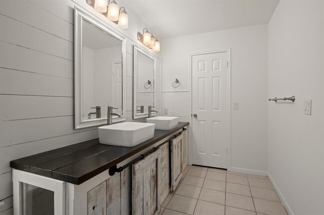 Building Photo - 6 E Stony Bridge Cir
