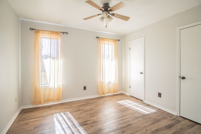 Building Photo - Charming home with updates!