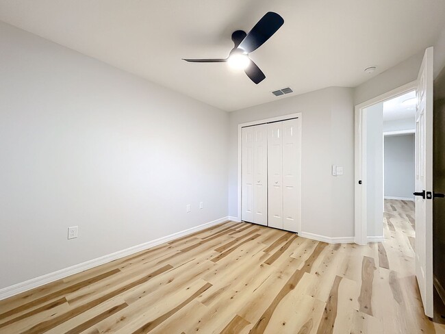 Building Photo - Remodeled Townhouse - Granite Counters, Fe...