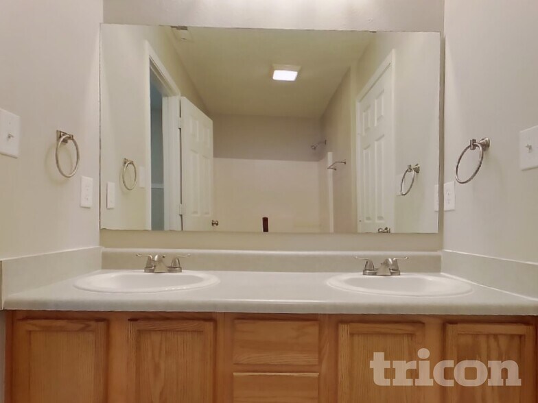 Building Photo - 824 Daybreak Dr