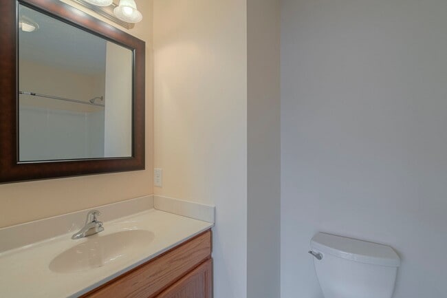 Building Photo - Oak Tree Townhome | 4 Bed, 4.5 Bath | Available Now!