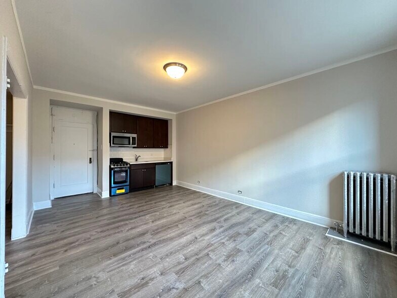 Building Photo - 3335 W Diversey Ave