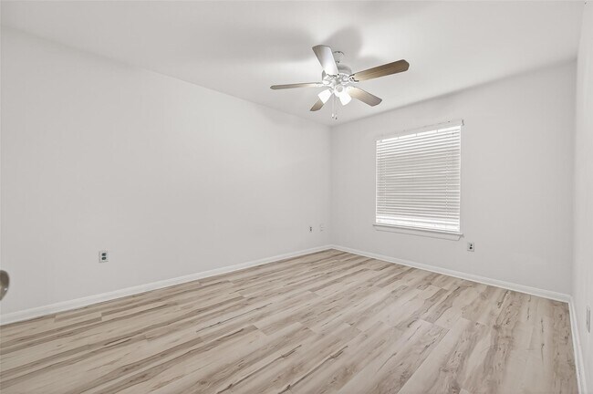 Building Photo - 14914 W Bend Dr