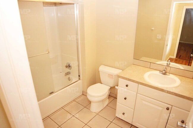 Building Photo - 320 W Laurel St