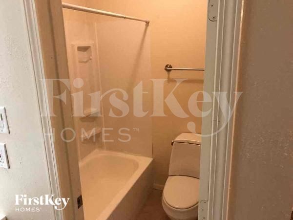 Building Photo - 2418 Aprilmont Dr