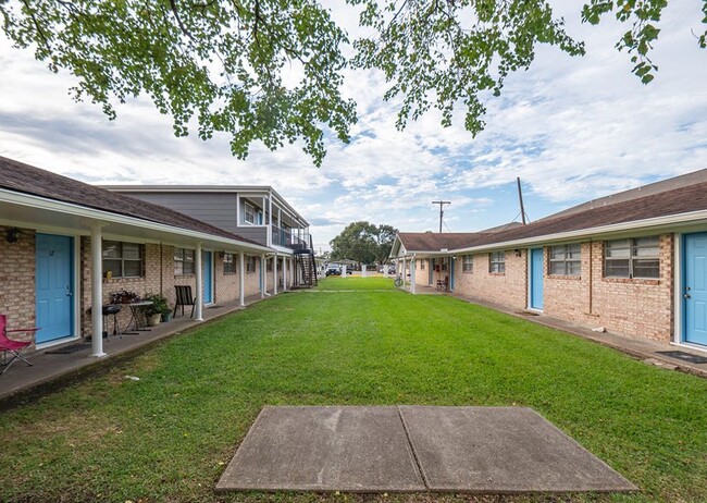 Exterior Courtyard - 303 Hardy Ave