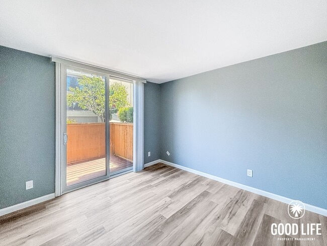 Building Photo - SD: Spacious 2BD/2BA Condo in Hillcrest with Private Balcony, Community Pool & Tennis Court