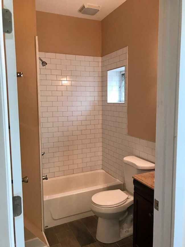 Building Photo - 1527 W Porter St