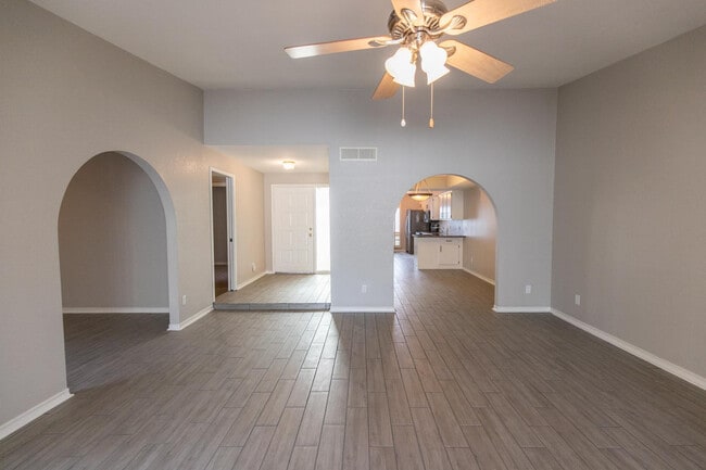 Building Photo - 2908 E Avenida Olivos