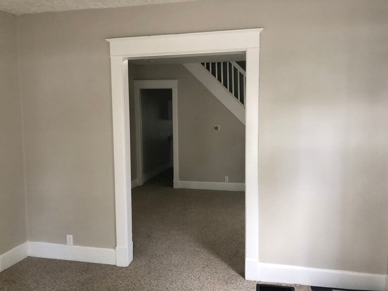 Building Photo - Spacious 2 Bedroom Half Double