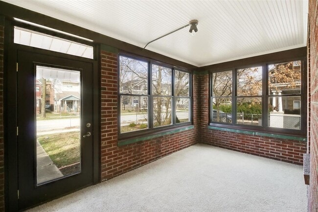 Building Photo - 5 bed, 3 bath updated home on Campus -  AVAILABLE AUGUST 2026