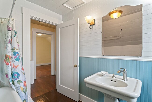 Building Photo - Historic Wenatchee Home 3 Bedroom 2 Bath