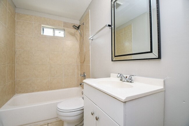 Building Photo - 2928 Wayne St