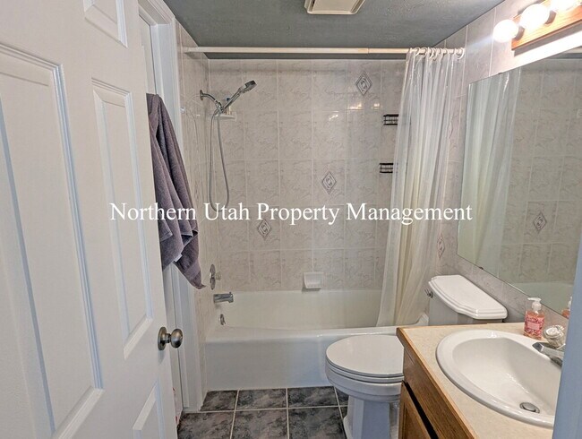 Building Photo - 2 Bed 1 Bath with AC