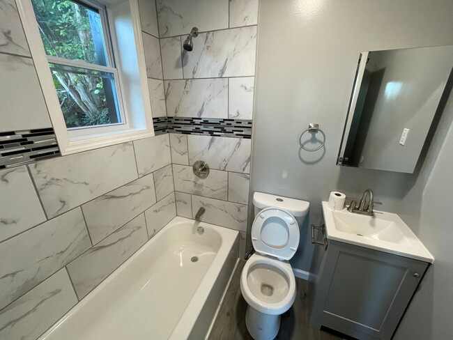 Building Photo - Newly Updated 2 bedroom apartment with an ...