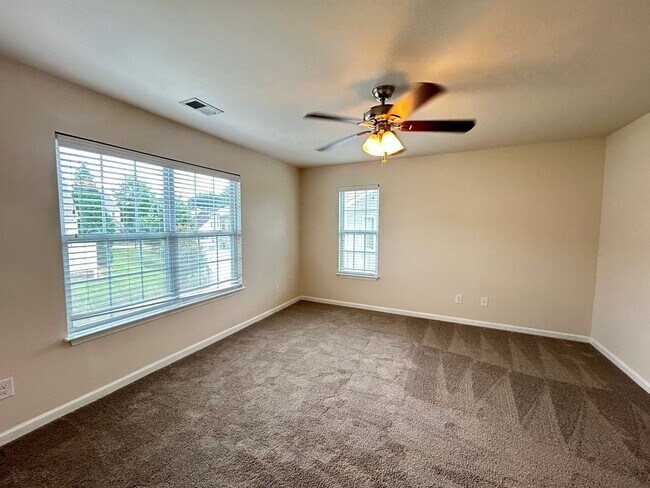 Building Photo - Immaculate beautiful 3-bedroom, 2.5-bath t...