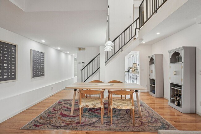 Building Photo - HALF MONTH RENT FREE!!!! GORGEOUS Brick To...