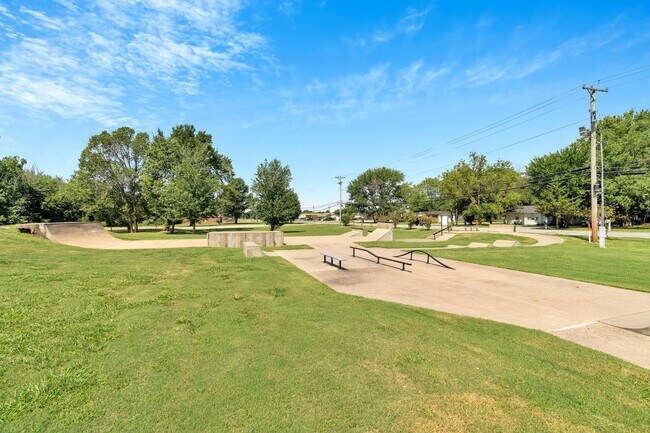 Building Photo - Like New 3-bedroom 2.5 bath Duplex in Gent...