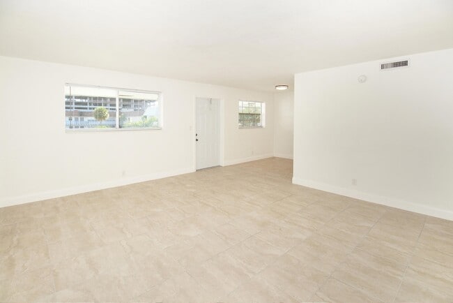 Building Photo - 402 Lake Shore Dr