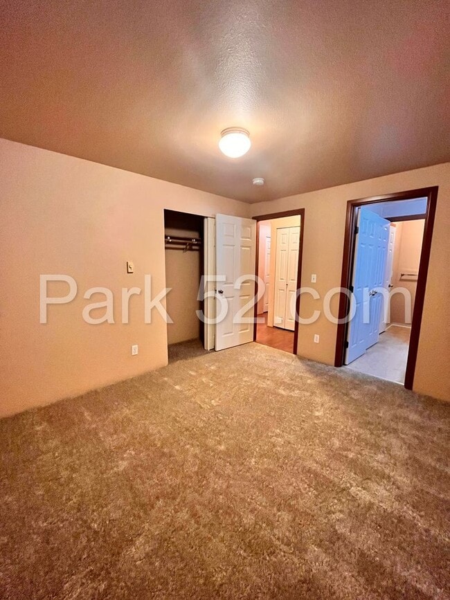 Building Photo - Puyallup Area 2 Bedroom 2nd Floor Apartment