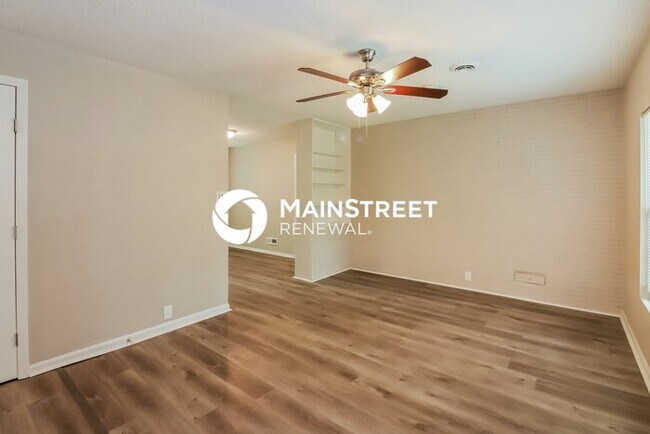 Building Photo - 3 Bedroom Pet-Friendly Home in Kansas City, MO with Main Street Renewal