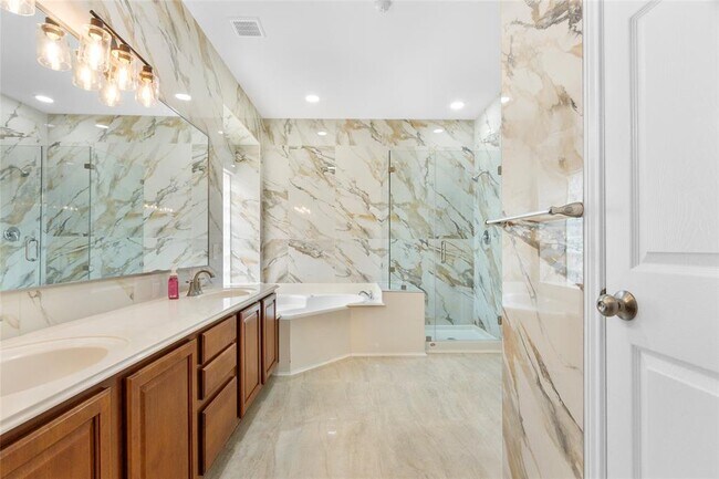 Building Photo - 3011 Grand Lakeview Dr