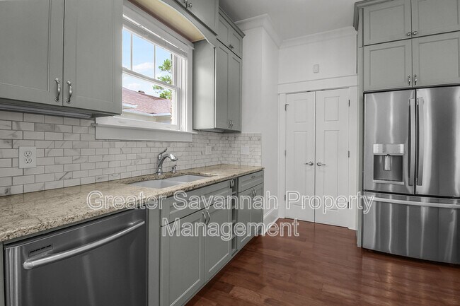 Building Photo - 419 E 54th St
