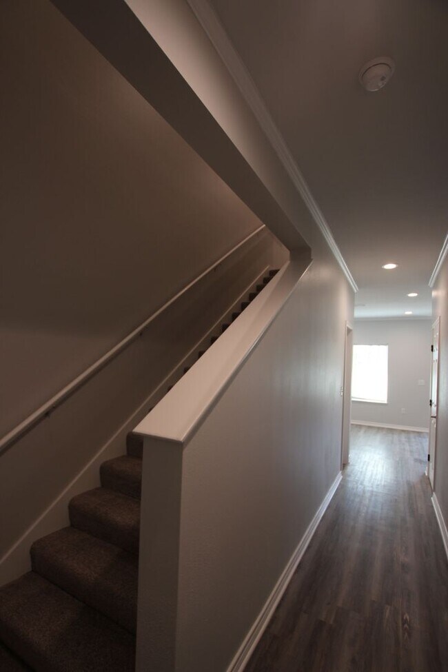 Building Photo - 2 Bedroom, 2.5 Bathroom, 1 Car Garage- Mov...