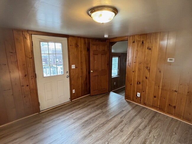 Building Photo - Freshly Remodeled 3BR / 1 BA Apartment
