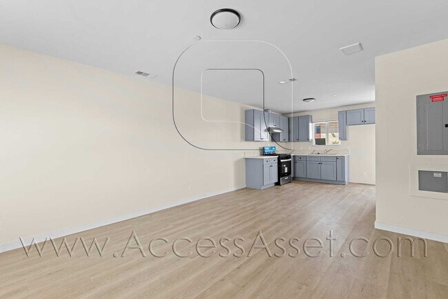 Building Photo - 108 S Lindsay St