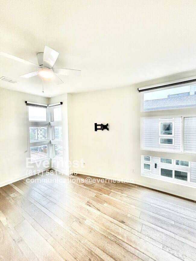 Building Photo - 2528 N Fitzhugh Ave