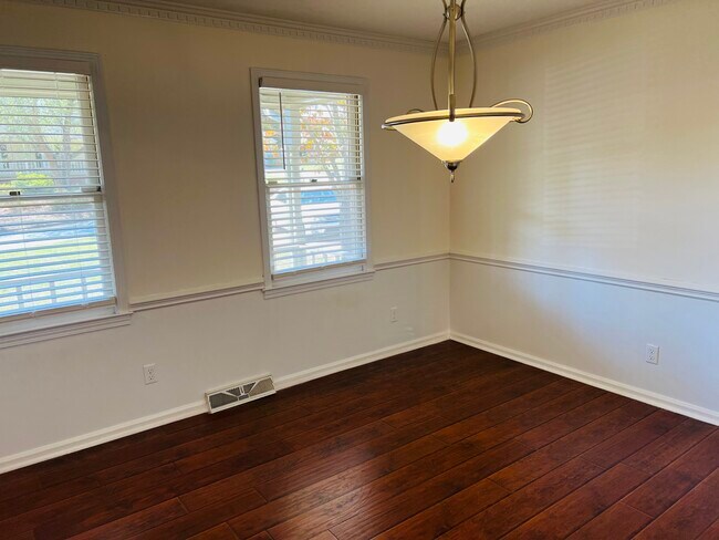 Building Photo - 113 Pine Gate Dr