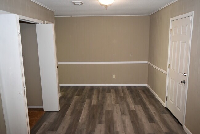 Building Photo - 5700 Palo Alto Dr
