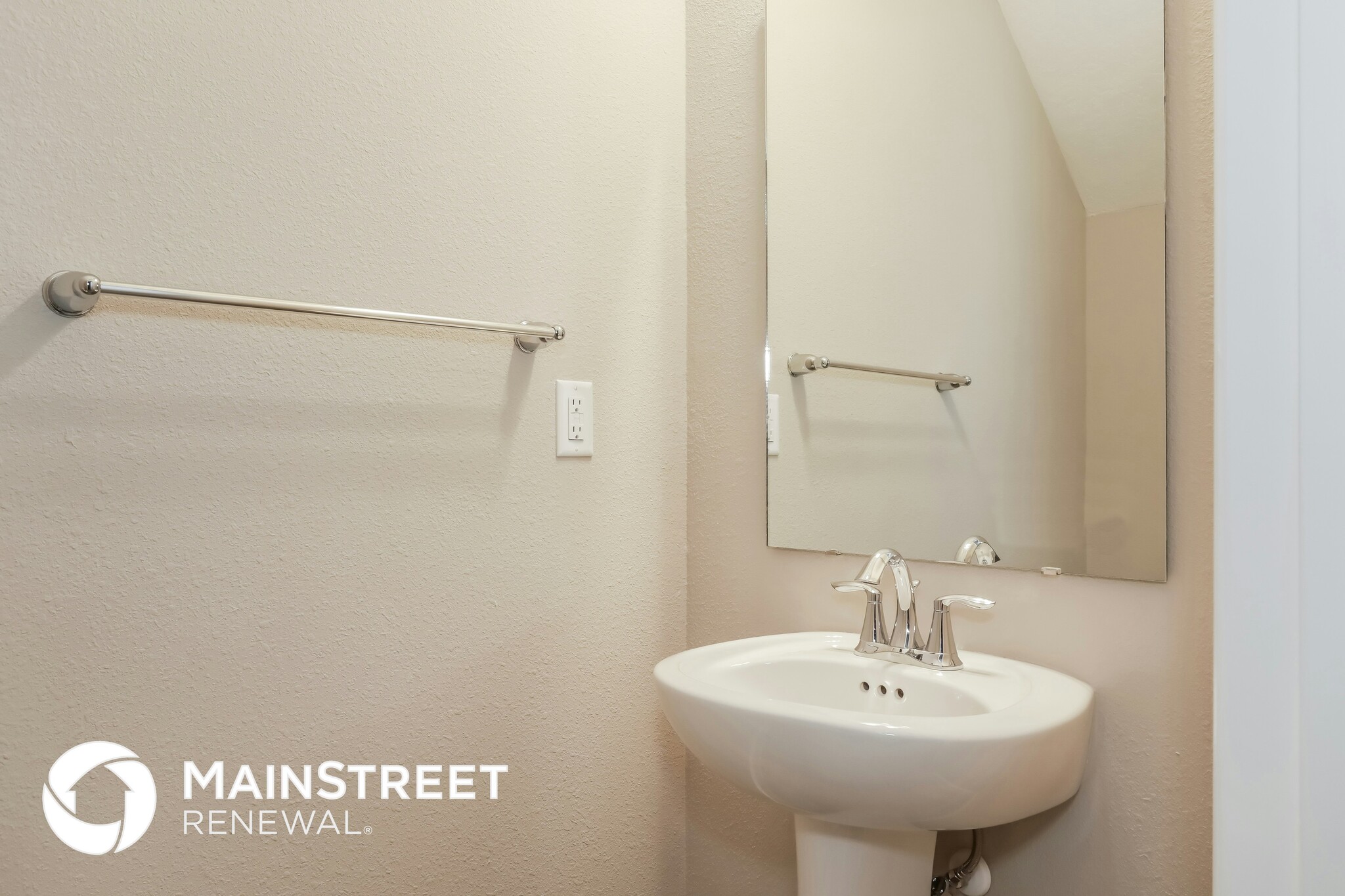 Building Photo - 7419 Palm Hills Dr