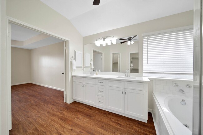 Building Photo - 1427 Redwood Village Cir