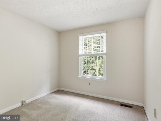 Building Photo - 1563 Autumn Ridge Cir