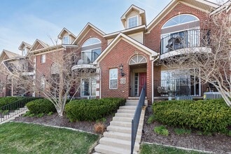 Building Photo - 120 W Oakbrook Dr