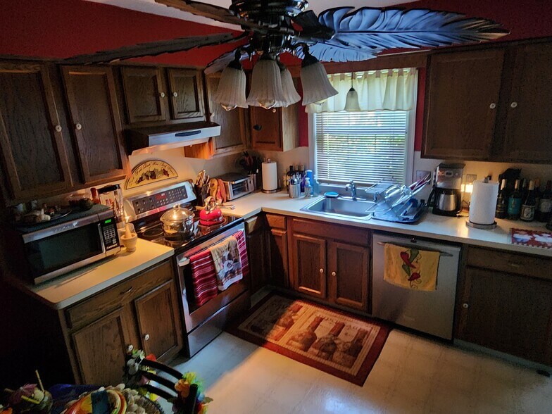 Kitchen shared including dishwasher - 1637 Ilona Dr
