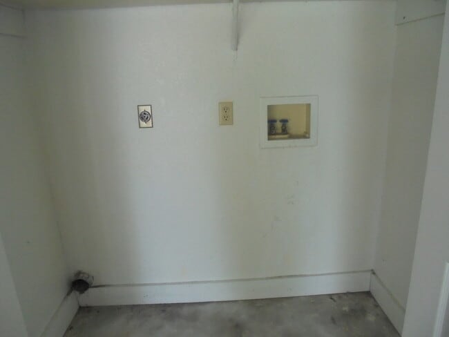 Building Photo - 100 Shara Dr