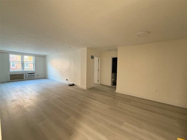 Building Photo - 140-65 Beech Ave