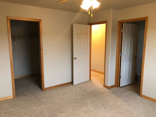 Building Photo - 3 Bedroom 2.5 Bath Condo across from Outla...