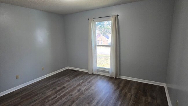 Building Photo - 4 Bedroom